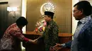 Menteri LHK, Siti Nurbaya Bakar didampingi Wakil Ketua Fraksi Partai Nasdem, Johnny G Plate berjabat tangan saat menemui Ketua DPR Ade Komarudin di ruang pimpinan DPR, Gedung Nusantara III, Jakarta, Selasa (10/10). (Liputan6.com/Johan Tallo)