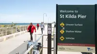 Warga mengunjungi Pantai St Kilda di Melbourne, Australia, pada 9 Desember 2020. Kehidupan pantai kembali terlihat setelah Melbourne mengakhiri masa pemberlakuan lockdown COVID-19 pada November lalu, yang berlangsung selama hampir empat bulan. (Xinhua/Hu Jingchen)