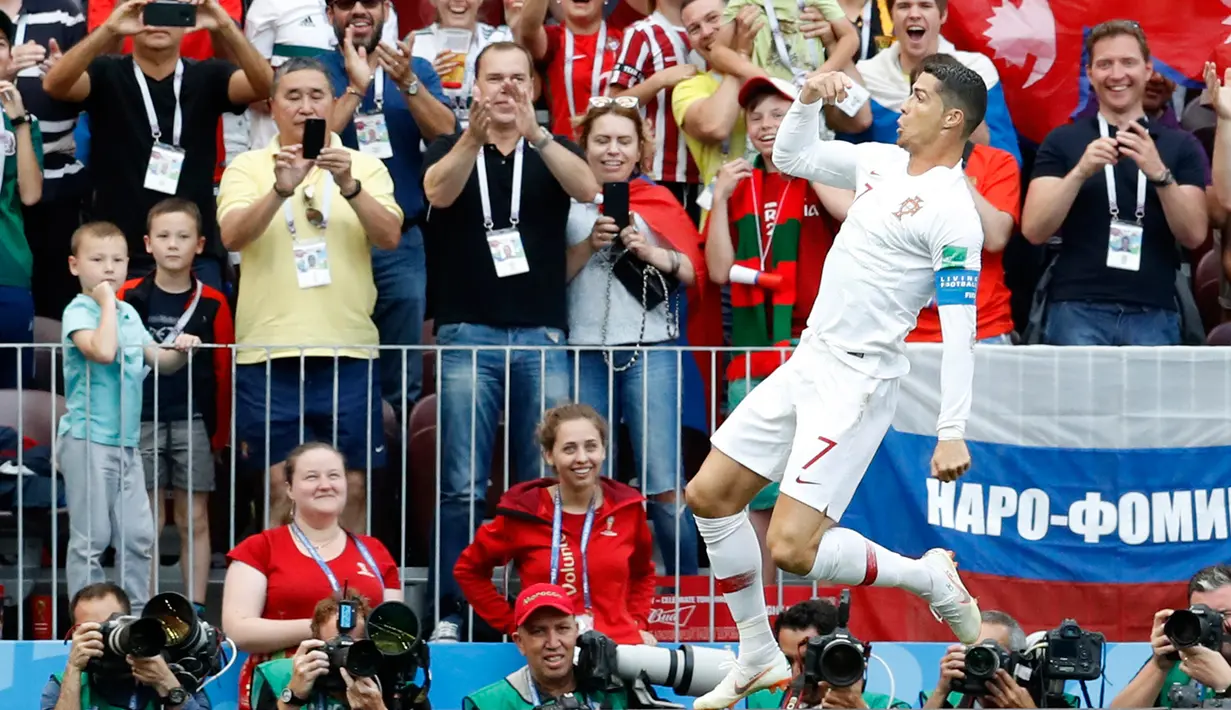 Penyerang Portugal, Cristiano Ronaldo berselebrasi usai mencetak gol ke gawang Maroko pada lanjutan grup B Piala Dunia 2018 di Stadion Luzhniki di Moskow, Rusia (20/6). Portugal menang tipis 1-0 atas Maroko. (AP Photo / Antonio Calanni)
