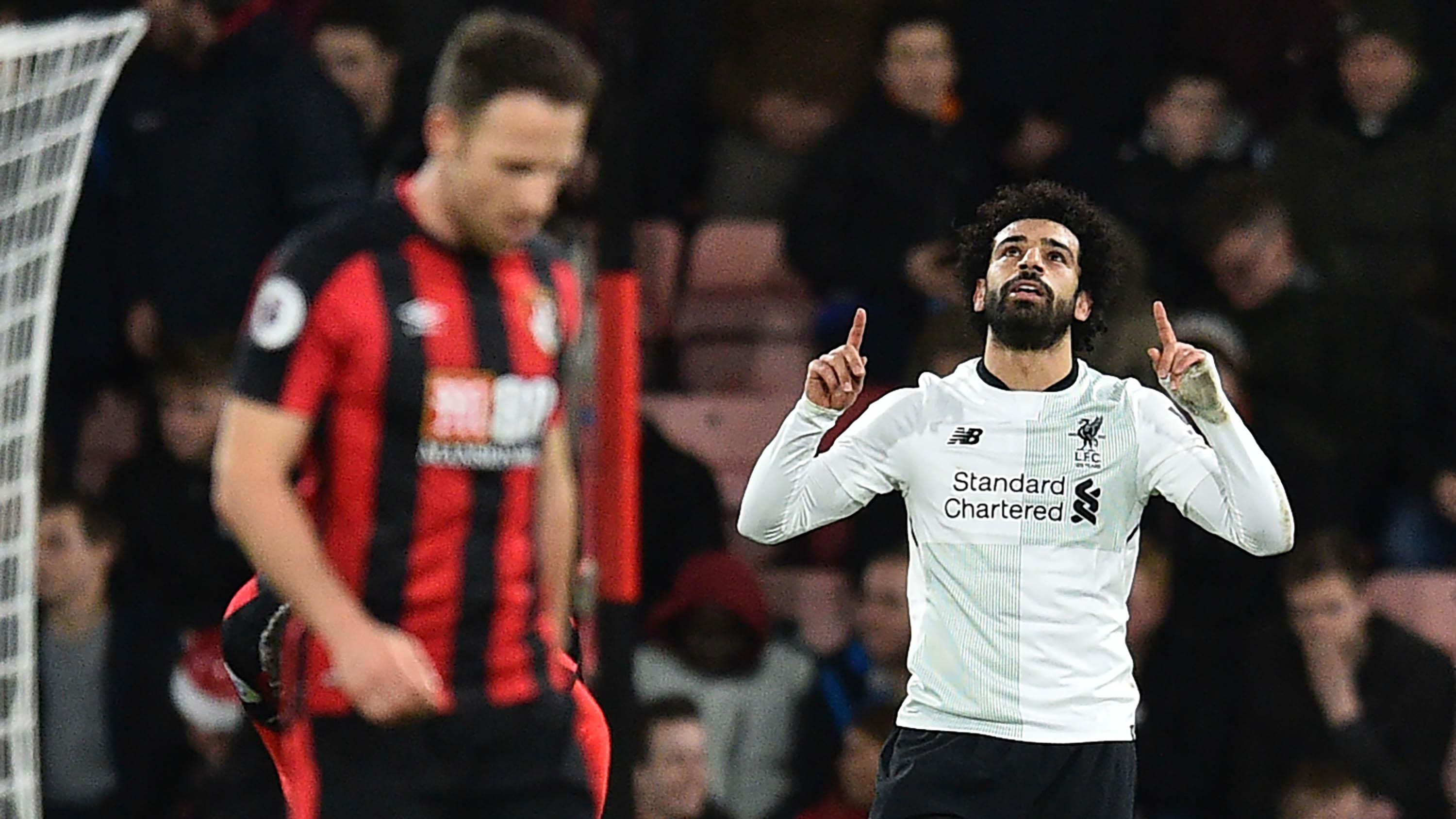 Gelandang Liverpool, Mohamed Salah, melakukan selebrasi usai mencetak gol ke gawang AFC Bournemouth pada laga Premier League di Stadion The Vitality, Minggu (17/12/2017). Liverpool menang 4-0 atas AFC Bournemouth. (AFP/Glyn Kirk)