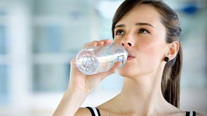 Solusi Mengatasi Kulit Kering Dan Kusam Adalah Minum Air Putih Cukup Beauty Fimela Com