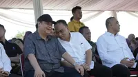 Ketua Umum Kelompok Relawan Pro Jokowi (Projo) Budi Arie Setiadi bersama Ketua Umum Partai Golkar Airlangga Hartarto (Istimewa)