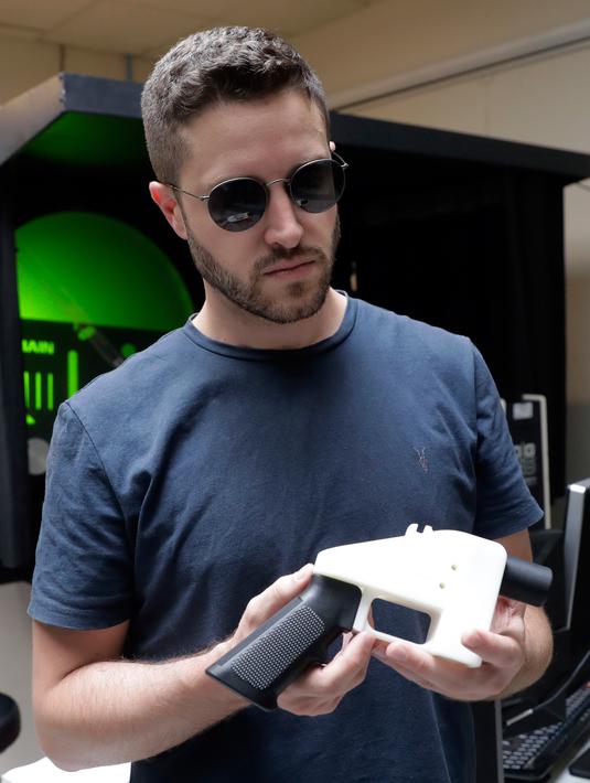 Pendiri Defense Distribute, Cody Wilson menunjukan pistol plastik yang dibuat pada printer 3D di Texas, Rabu (1/8). Pistol dan senapan plastik print 3D ini dikhawatirkan semakin memicu kekerasan akibat senjata api di negara tersebut. (AP/Eric Gay)