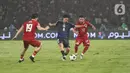 Duel antara timnas Indonesia berlangsung cukup sengit di awal pertandingan. (Liputan6.com/Angga Yuniar)