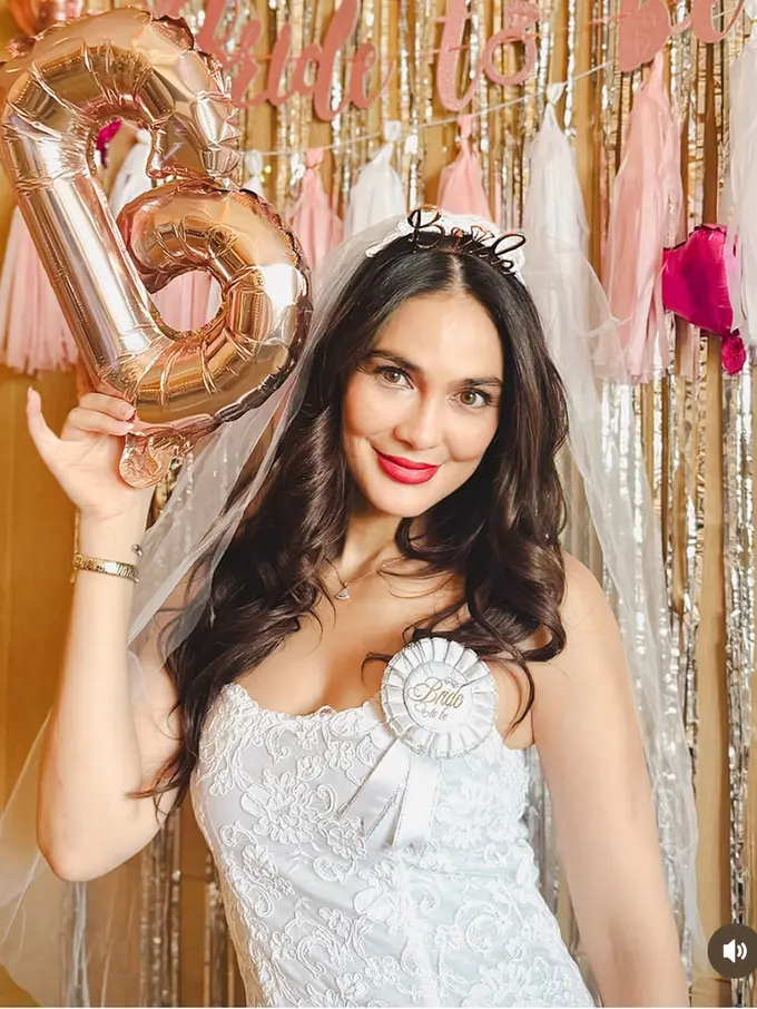 Luna Maya Tampil dengan Mini Dress Putih Dipadukan Veil