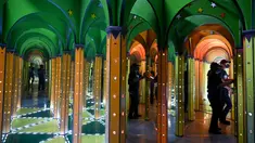 Orang-orang mengunjungi museum 3D di Jakarta, Minggu (7/11/2021). Museum 3D tersebut dibuka kembali setelah pelonggaran pembatasan Covid-19. (AFP/Adek Berry)