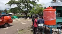 Pemasangan tandon air untuk pemenuhan kebutuhan air bersih bagi pengungsi banjir bandang di Desa Torue, Kabupaten Parigi Moutong. (Foto: Rivai).