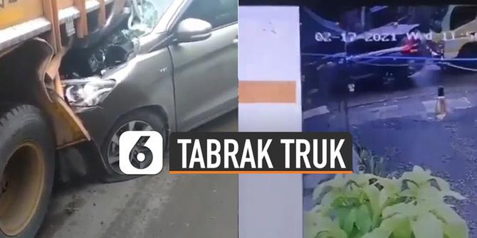 VIDEO: Ngeri, Mobil Menyalip Truk Namun Lepas Kendali