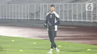 Kiper timnas Indonesia, Marteen Paes melakukan sesi pemanasan jelang latihan resmi di Stadion Madya, Kompleks Gelora Bung Karno, Jakarta, Senin (9/9/2024). (Liputan6.com/Angga Yuniar)