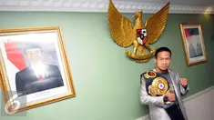 Petinju Indonesia, Daud Yordan berpose dengan sabuk WBA Lightweight International usai bertemu Menpora Imam Nahrawi di Jakarta, Selasa (14/6/2016). Daud merebut sabuk dari petinju Argentina Cristian R Coria, 4 Juni lalu. (Liputan6.com/Helmi Fithriansyah)