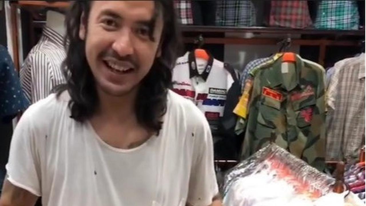 Potret Ello Vokalis Band Dewa 19 Thrifting di Pasar Baru Pakai Kaos Oblong Bolong-Bolong, Tetap Ganteng Meski Tampil Lusuh
