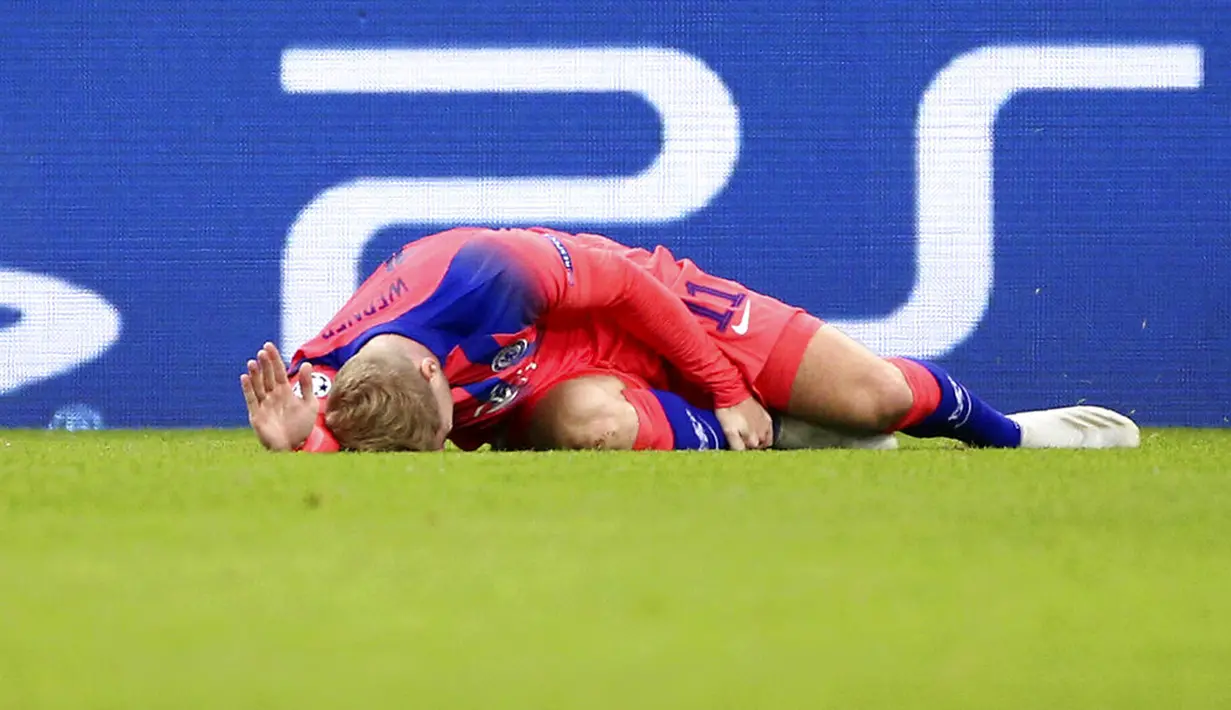 Pemain Chelsea Timo Werner terbaring kesakitan saat menghadapi Krasnodar pada pertandingan Grup E Liga Champions di Krasnodar, Rusia, Rabu (28/10/2020). Chelsea membungkam Krasnodar dengan skor 4-0. (AP Photo)