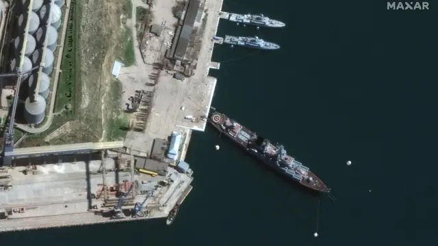 Gambar satelit dari Maxar Technologies menampilkan Kapal Perang Moskva in pelabuhan Sevastopol, Crimea pada 7 April 2022.