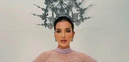 Di tengah permasalahan keuangan yang tengah dihadapinya dengan mantan suami, Tasya Farasya membagikan potret powerful dalam balutan gaun lilac. Ia mengenakan busana korset berbahan satin dengan atasan renda tembus pandang berkerah tinggi, dilengkapi lengan panjang berjuntai bak kain selendang dan peplum renda bergelombang di pinggang. Crown silver tinggi berhias mutiara dan kristal menjadi pusat perhatian di atas rambut yang ditarik rapi ke belakang. [@tasyafarasya]