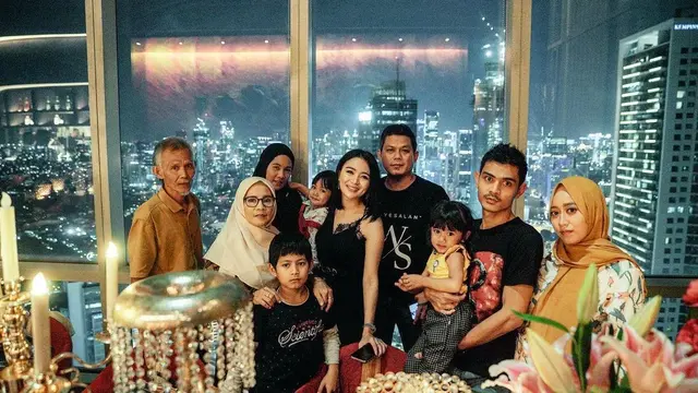 Wika Salim Bareng Ayah dan Ibu
