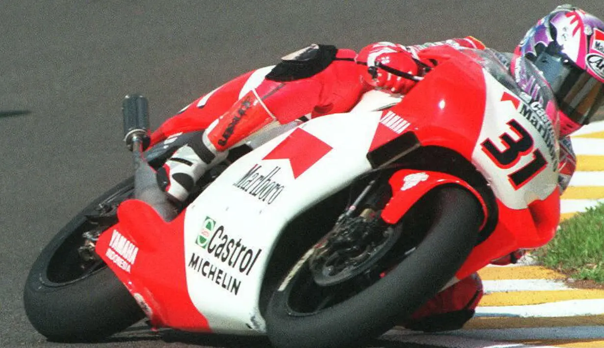 Pebalap 250cc Marlboro Yamaha Rainey asal Jepang Tetsuya Harada memiringkan sepeda motornya pada tikungan dalam latihan kualifikasi kedua Marlboro Indonesian Grand Prix di Sirkuit Sentul, 6 April 1996. Harada mencatat waktu terbaik 1 menit 29.257 detik. (JOHN MACDOUGALL/AFP)