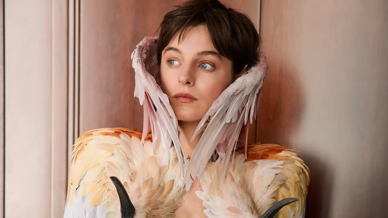 Emma Corrin Tampil Bak Burung Eksotis di Schiaparelli Couture 2026, Blazer Berbulu Warna-Warni Jadi Sorotan