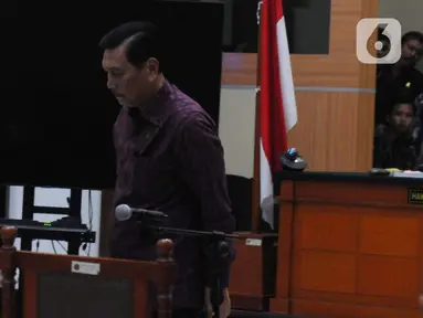Menteri Koordinator Maritim dan Investasi (Menko Marves) Luhut Binsar Pandjaitan menghadiri sidang kasus dugaan pencemaran nama baik dengan terdakwa Haris Azhar dan Fatia Maulidiyanti di Pengadilan Negeri (PN) Jakarta Timur, Kamis (8/6/2023). (merdeka.com/Imam Buhori)