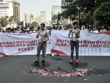 Massa yang tergabung dalam KOMRAD Pancasila melakukan teatrikal saat menggelar aksi di kawasan Patung Kuda, Monas, Jakarta, Rabu (31/5/2023). (merdeka.com/Iqbal S. Nugroho)