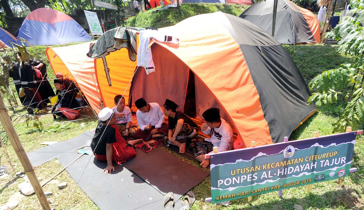 Santri berdiskusi saat kegiatan Kemah Hari  Santri di Curug Nangka, Bogor, Selasa (22/10/2019). Pemerintah menetapkan 22 Oktober sebagai HSN bertepatan dengan Resolusi Jihad yang dikumandangkan pendiri Nahdlatul Ulama KH. Hasyim Asyari untuk mempertahankan kemerdekaan RI. (merdeka.com/Arie Basuki)