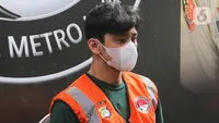 Aktor Revaldo Fifaldi Suria Permana memberikan keterangan saat rilis kasus penyalahgunaan Narkoba di Polda Metro Jaya, Jumat (13/1/2023). Polda Metro Jaya resmi menetapkan Revaldo sebagai tersangka karena sebagai residivis narkoba dan akan menjalani rehabilitasi. (Liputan6.com/Herman Zakharia)