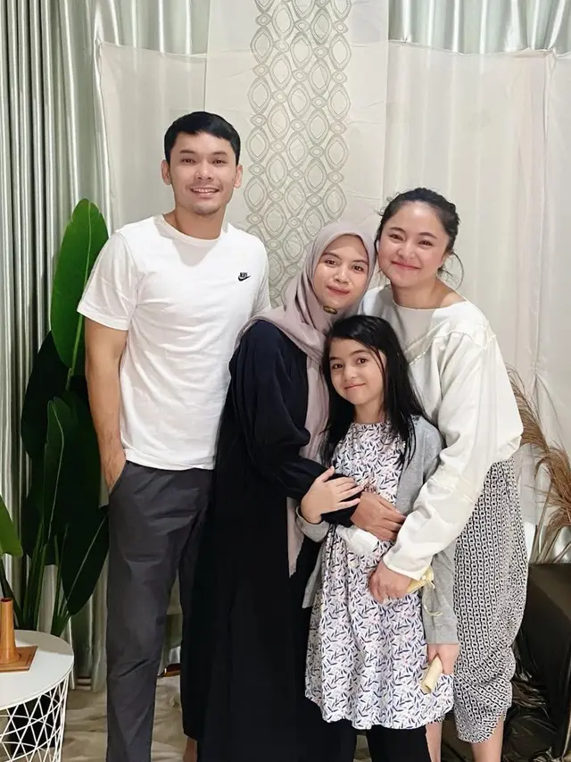 Artis ini tetap dekat dengan mantan meski sudah bercerai