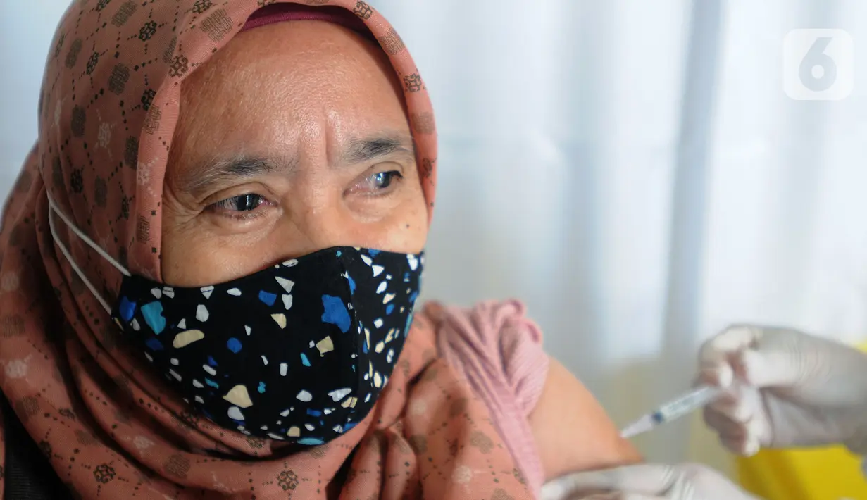 Tenaga kesehatan menyuntikkan vaksin COVID-19 dosis ketiga saat vaksinasi booster COVID-19 di RSUD Tangerang Selatan, Rabu (12/1/2022). Lebih dari 60 warga lanjut usia (lansia) Tangsel mendapatkan vaksinasi lanjutan (booster) COVID-19 dengan jenis Pfizer. (merdeka.com/Arie Basuki)
