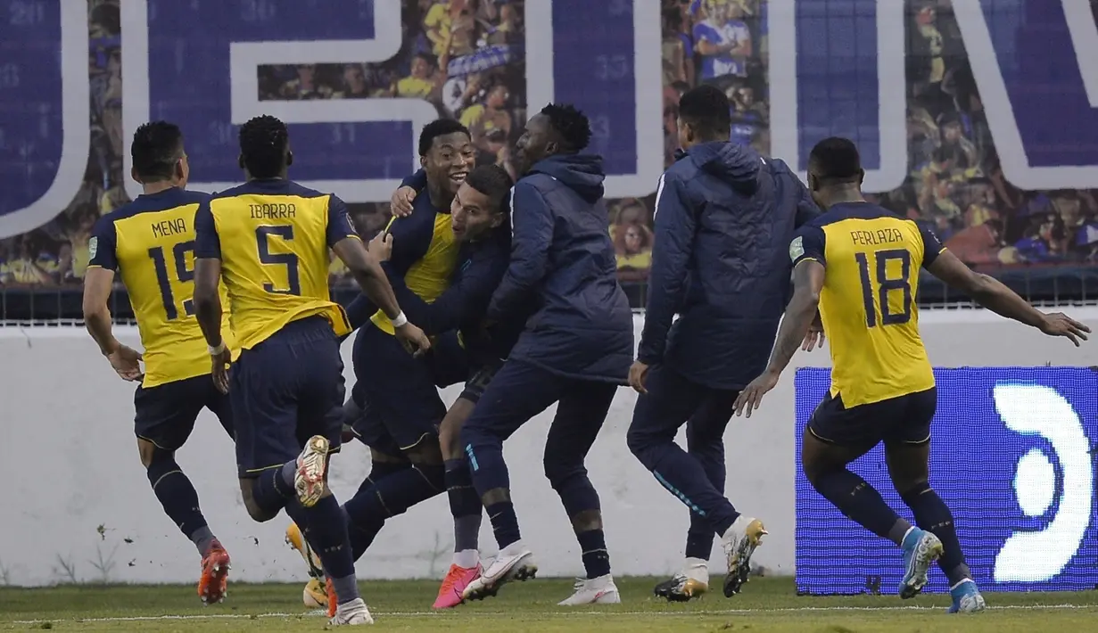 Penyerang Ekuador, Gonzalo Plata (ketiga kiri) berselebrasi dengan rekan-rekannya usai mencetak gol ke gawang Kolombia pada pertandingan kualifikasi Piala Dunia 2022 di Quito, Ekuador, Selasa (17/11/2020). Ekuador menang telak atas Kolombia 6-1. (Rodrigo Buendia, Pool via AP)