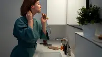 Rutinitas Skincare Malam untuk Bantu Kulit Pulih Saat Tidur