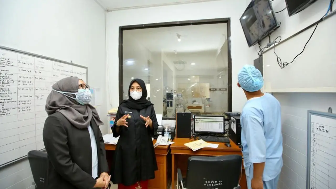 Bupati Banyuwangi Ipuk Fiestiandani (Tengah) Dengan Didampingi Tenaga Medis Menijau Ruang Isolasi di RSUD Blambangan Banyuwangi. (Istimewa)