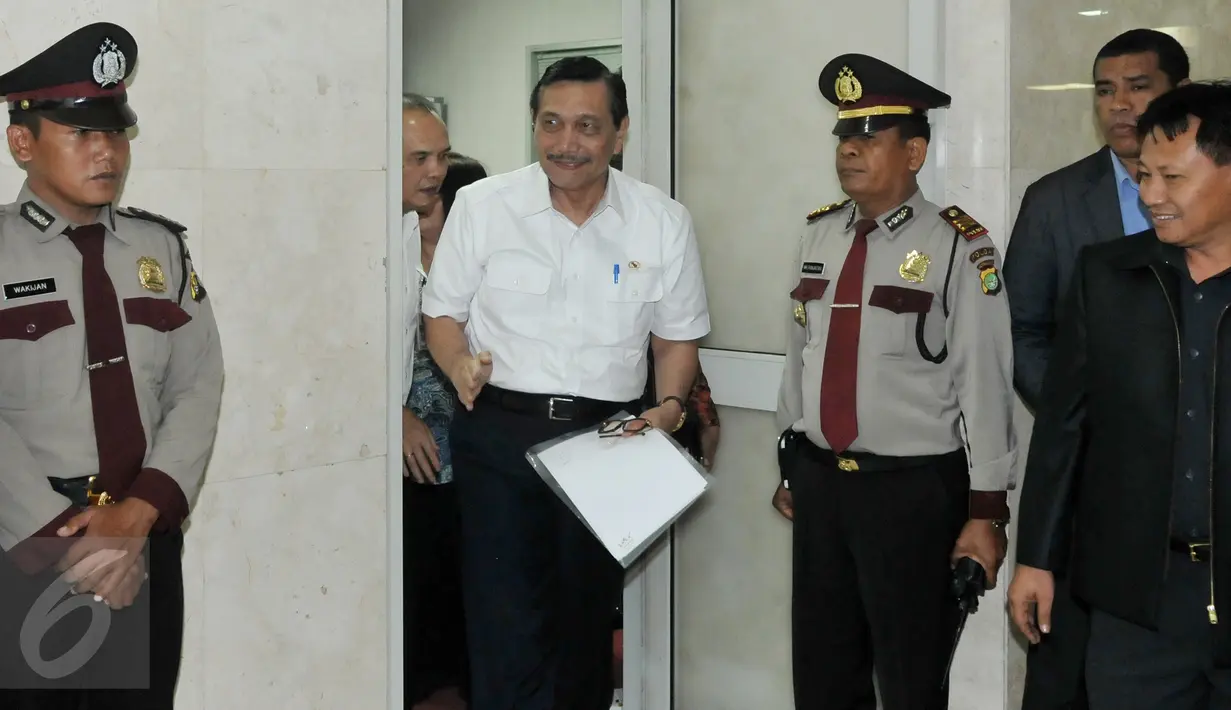 Menkopolhukam Luhut Panjaitan berbincang menghadiri sidang etik MKD di gedung Parlemen, Jakarta, Senin (14/12/2015). Luhut mengaku belakangan ini tidak membicarakan Freeport secara spesifik dengan Presiden Jokowi. (Liputan6.com/Johan Tallo)
