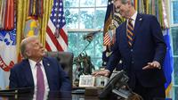 Menteri Keuangan Scott Bessent berbicara dengan Presiden Donald Trump di Ruang Oval Gedung Putih, Jumat, 5 September 2025, di Washington. (Foto AP/Alex Brandon)