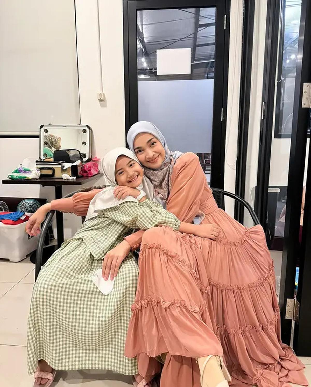 6 Potret Tika Bravani Bareng Pemain Lorong Waktu, Nostalgia Tontonan Masa Kecil
