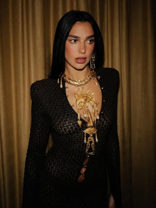 Dengan gaya rambut yang effortless, Dua Lipa memulas wajahnya dengan riasan glamor bernuansa cokelat [@dualipa]