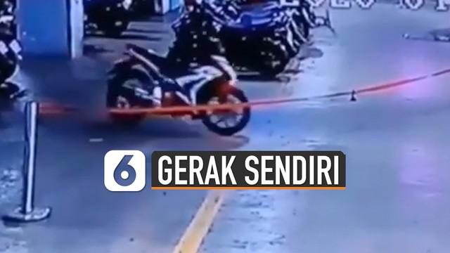 Sebuah motor yang terparkir tiba-tiba menyala dan bergerak sendiri.