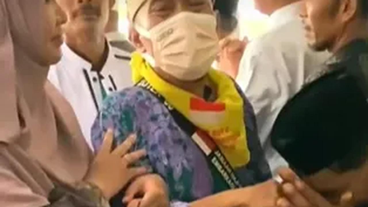 Momen mengharukan datang dari jemaah haji asal Pacitan ini. Ia begitu sedih saat pulang ke rumah lantaran sang istri telah tiada. Video ini diunggah oleh akun TikTok @dianagustining.