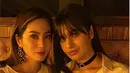 Kompaknya Bunga Zainal dan Kareena Kaur kenakan atasan berwarna putih saat acara #FridayNight makan malam bersama. Dalam makan malam ini pun ada suami Bunga Zainal, Sukhdev Singh dan banyak netizen yang memuji kecantikan Bunga maupun Kareena. (Liputan6.com/IG/@bungazainal05)