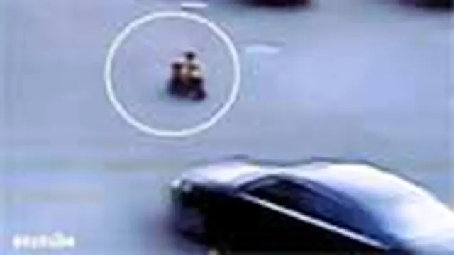 Dengan Skuter Mainan, Bocah Melawan Arus Kendaraan