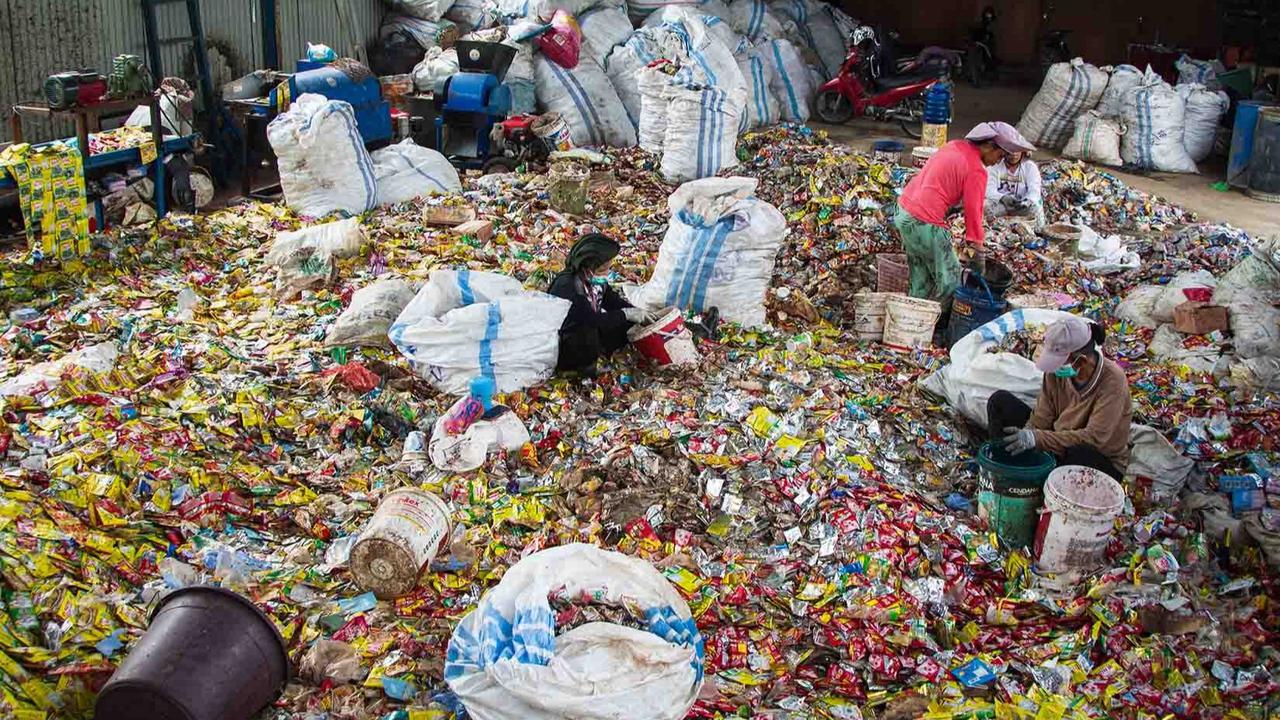 FOTO: Dari Sampah Plastik Mengalir Solar Ramah Lingkungan