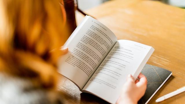 Ilustrasi membaca mitos