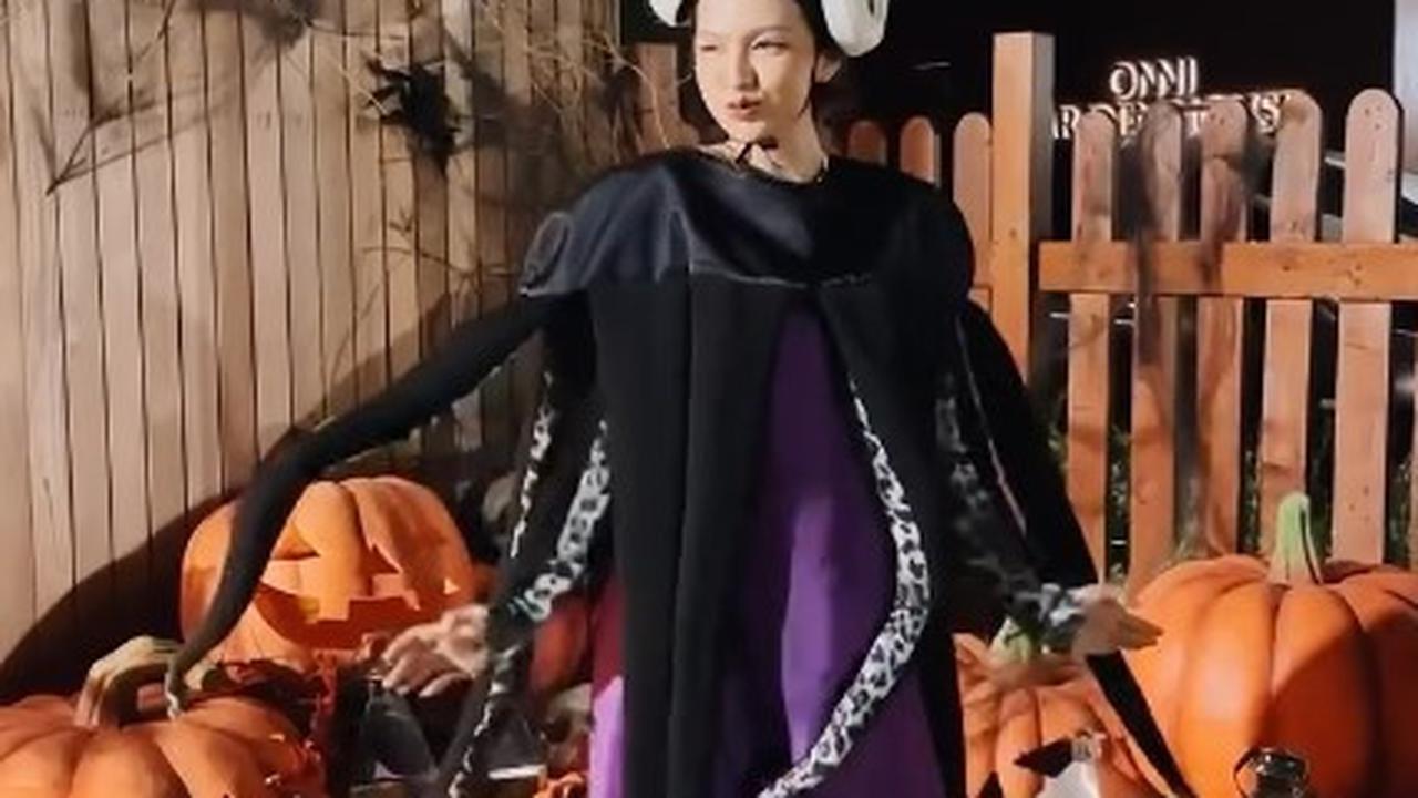 Rayakan Halloween, 7 Potret Agatha Pricilla Jadi Mbak-Mbak Mini Market - Sivia Azizah Jadi Daging Halal