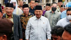 Menteri Pertahanan (Menhan) sekaligus Ketum Partai Gerindra Prabowo Subianto saat tiba di Masjid Istiqlal, Jakarta Pusat, Kamis (18/5/2023). (Liputan6.com/Angga Yuniar)