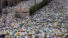 Jutaan jemaah haji berjalan kaki meninggalkan Masjid Namira, Padang Arafah usai melaksanakan salat dekat kota suci Mekkah (11/09). Mereka berjalan kaki dari Mina menuju padang Arafah sejauh 14 km dan singgah di Masjid Namira. (REUTERS/Ahmed Jadallah)