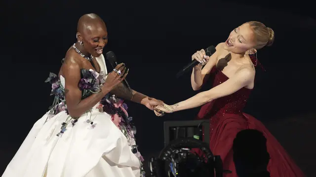 Cynthia Erivo dan Ariana Grande tampil dalam PIala Oscar 2025. (Paul Tazewell dalam Piala Oscar 2025. (Jordan Strauss/Invision/AP)