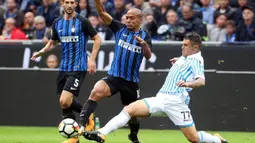 Gelandang Inter Milan, Joao Mario, berusaha melewati pemain SPAL pada laga Serie A di Stadion Giuseppe Meazza, Minggu (10/9/2017). Inter Milan menang 2-0 atas SPAL. (AP/Matteo Bazzi)
