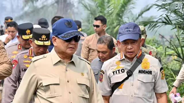 Mendagri Tito Dampingi Presiden Prabowo Tinjau Lahan Terbakar di Kalbar