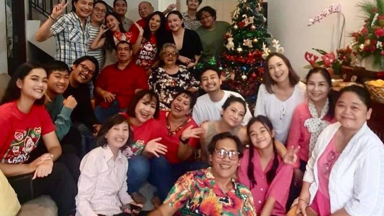 7 Potret Perayaan Natal Ira Wibowo & Katon Bagaskara, Meriah Bareng Keluarga Besar