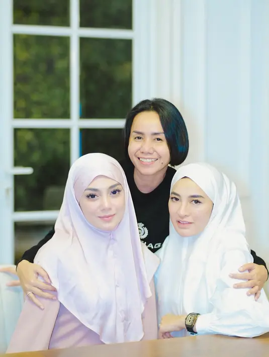 Diusung oleh makeup artist ternama, Celine dan Shandy terlihat bak kakak adik yang kompak. Terlepas kabar Shandy dan Juragan 99 pisah, tak sedikit netizen yang menyebut keduanya bak kembar. (Liputan6.com/IG/@celine_evangelista).
