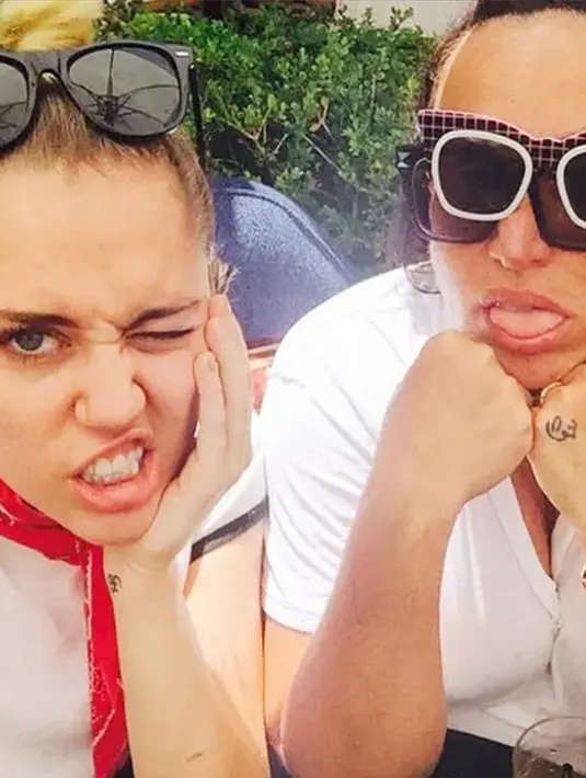 Kali ini Miley tidak sendiri dalam mengekspresikan wajah lucunya. (Photo : Instagram)