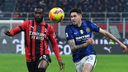 Pertandingan sudah berlangsung sengit sejak awal. (AFP/Tiziana Fabi)